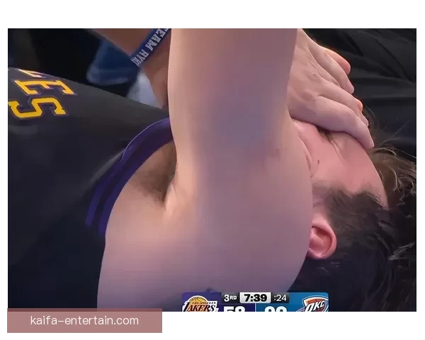 东契奇突破遭遇腿筋拉伤紧急退出比赛 返回更衣室进行治疗